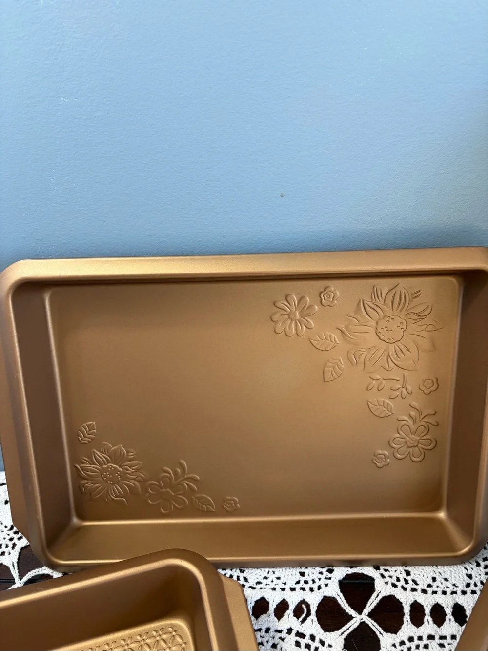 Gibson Country Kitchen Non-Stick Steel Floral Embossed 4-Piece Bakeware Set New